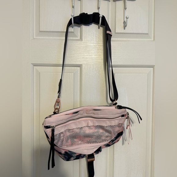 🦄 RARE HTF 🦄 Lululemon Go Lightly Bag Wamo Camo Barely Pink / Deep Coal - Picture 9 of 16
